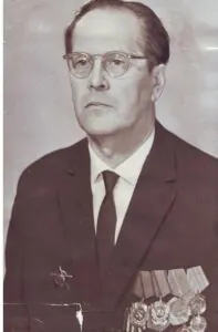 Один из 26 сотрудников НКИД в дивизии. Ранен 23 февраля 1942 года. Альбом норвежского художника и письма в ЦК КПСС. Личное дело героя.