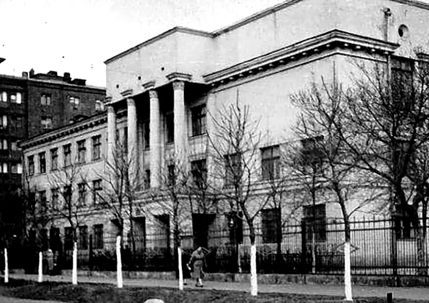 Здание школы построено в 1929-35 году по дореволюционному проекту архитектором
И. Антиповым. Расположена на территории бывшего Дровяного поля, где с 1918 по
1930 гг. находились Государственные объединённые Радиозаводы.
Основана была в 1935 году как школа № 50 Ленинского района г. Москвы.
Здание было учтено в Москомнаследии со статусом исторически
ценного градообразующего объекта.