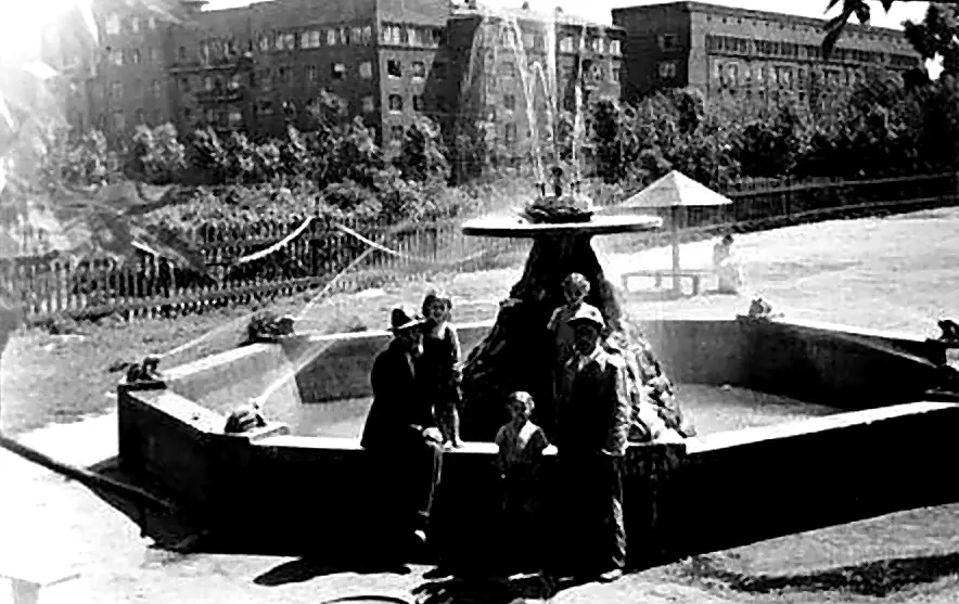 Старый фонтан, который раньше располагался на школьном участке.