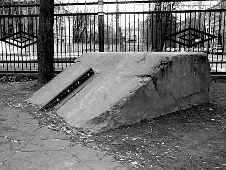 Сохранившееся бетонное основание — крепление для радиомачт, стоявших здесь до постройки школы.