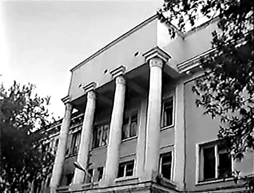 Современный вид части фасада здания с колоннами.