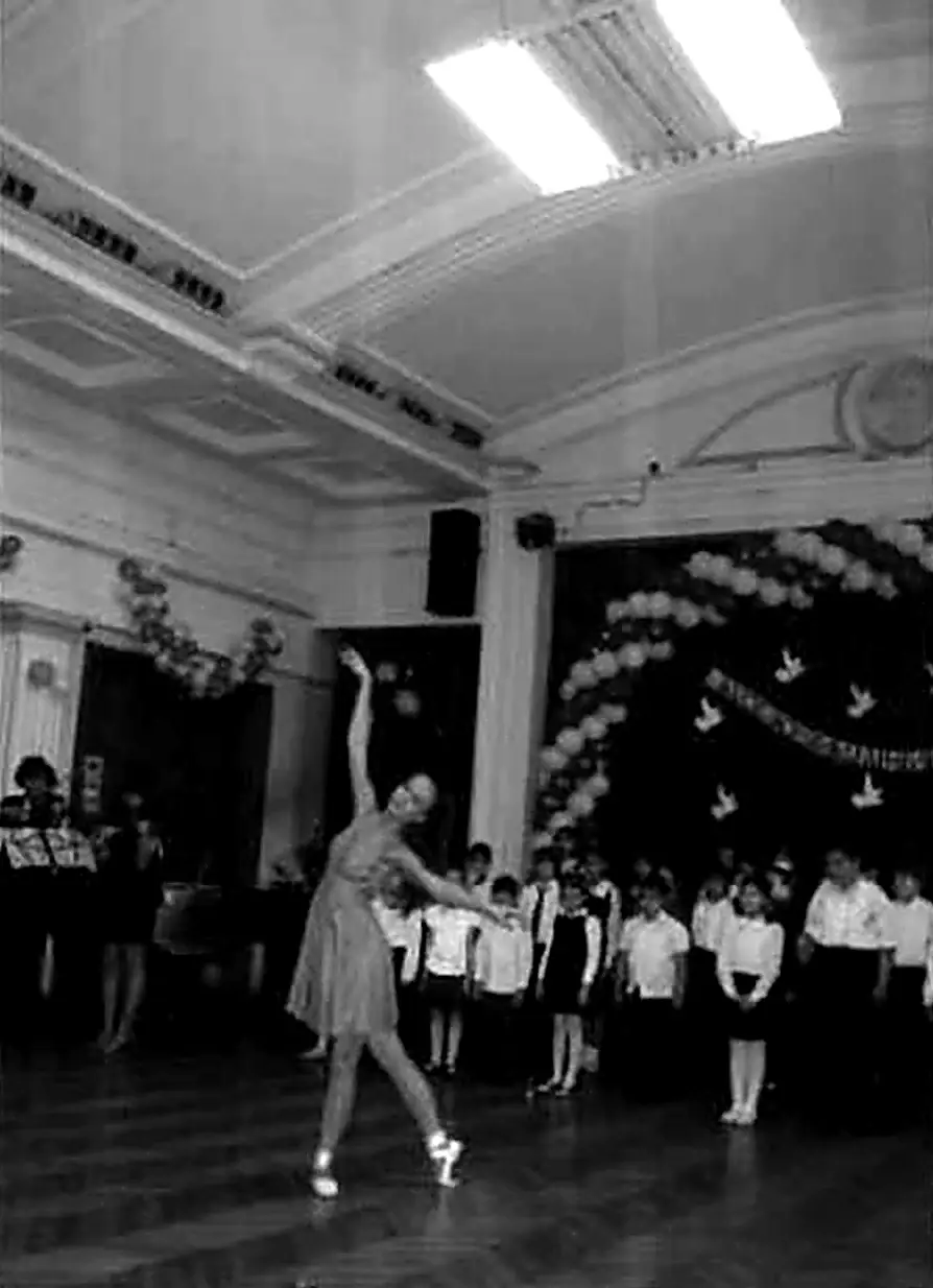 Выступление ученицы (балетный номер) в актовом зале школы.