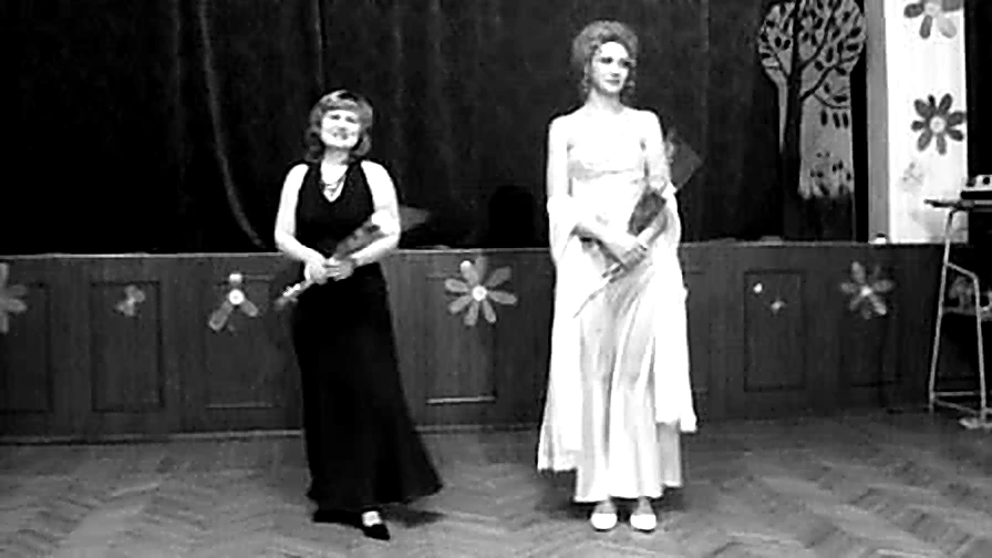 Выступление вокалисток на школьной сцене.