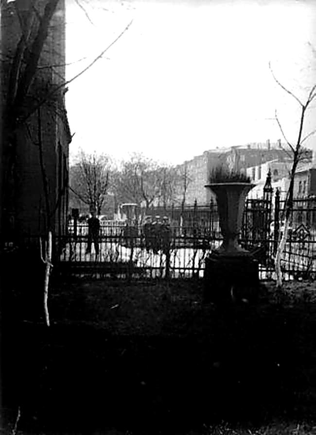 Зимний снимок главного входа в школу с лозунгом над дверями.