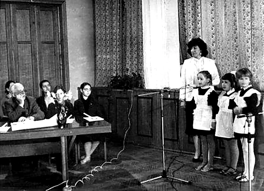 Группа учениц выступает перед комиссией.