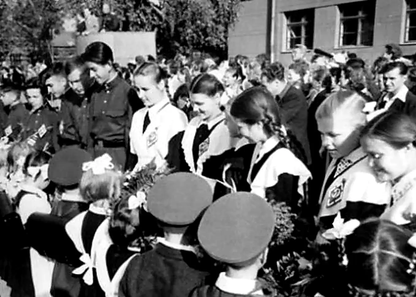 Массовое мероприятие во дворе школы