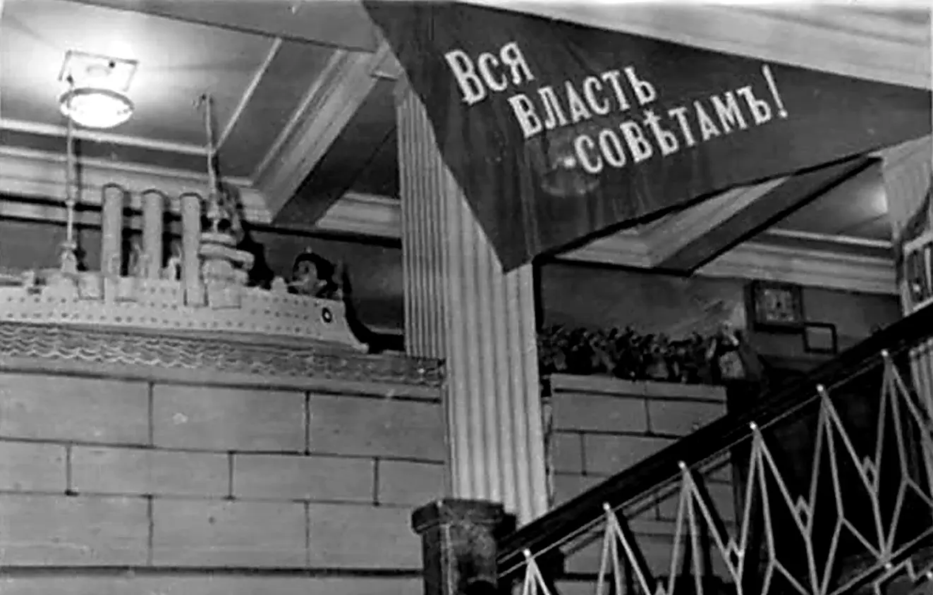 Интерьер вестибюля с плакатом «Вся власть Совѣтамъ!