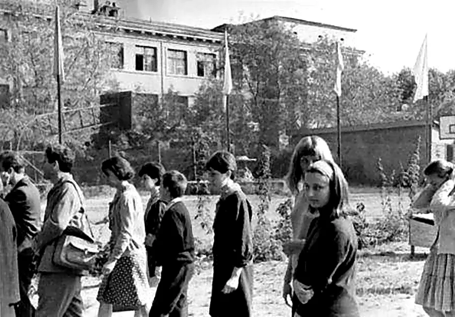 Группа школьников на субботнике на пришкольной территории.